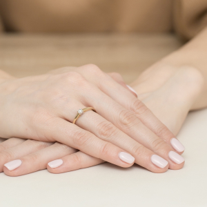 Klasyczny zaręczynowy pierścionek z Diamentem 0,03ct ze złota próby 585. W-0471